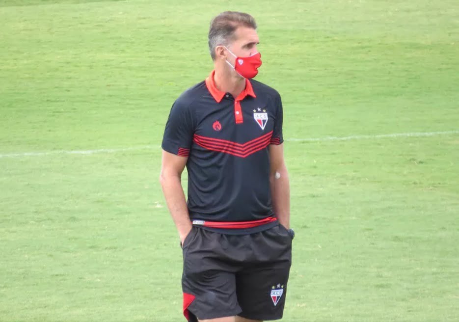 4 jogadores do Atlético GO testam positivo para COVID 19; jogo contra o Flamengo pode ser adiado.