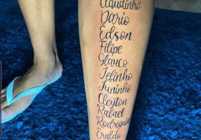 Quem explica? Deyverson  tatuou na perna o nome de 14 amigos.