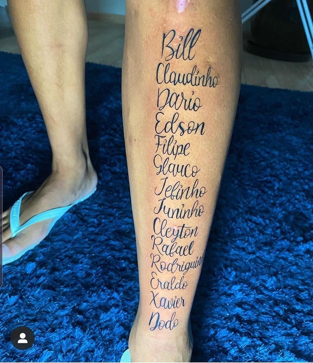 Quem explica? Deyverson  tatuou na perna o nome de 14 amigos.