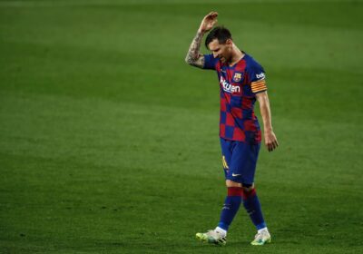 Jornal afirma: Messi pede reunião e Barcelona diz “Ou é para renovar, ou não há nada para negociar”.