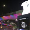 Cidade de Santos homenageia o time Santos FC com um belo monumento em formato da camisa do clube.