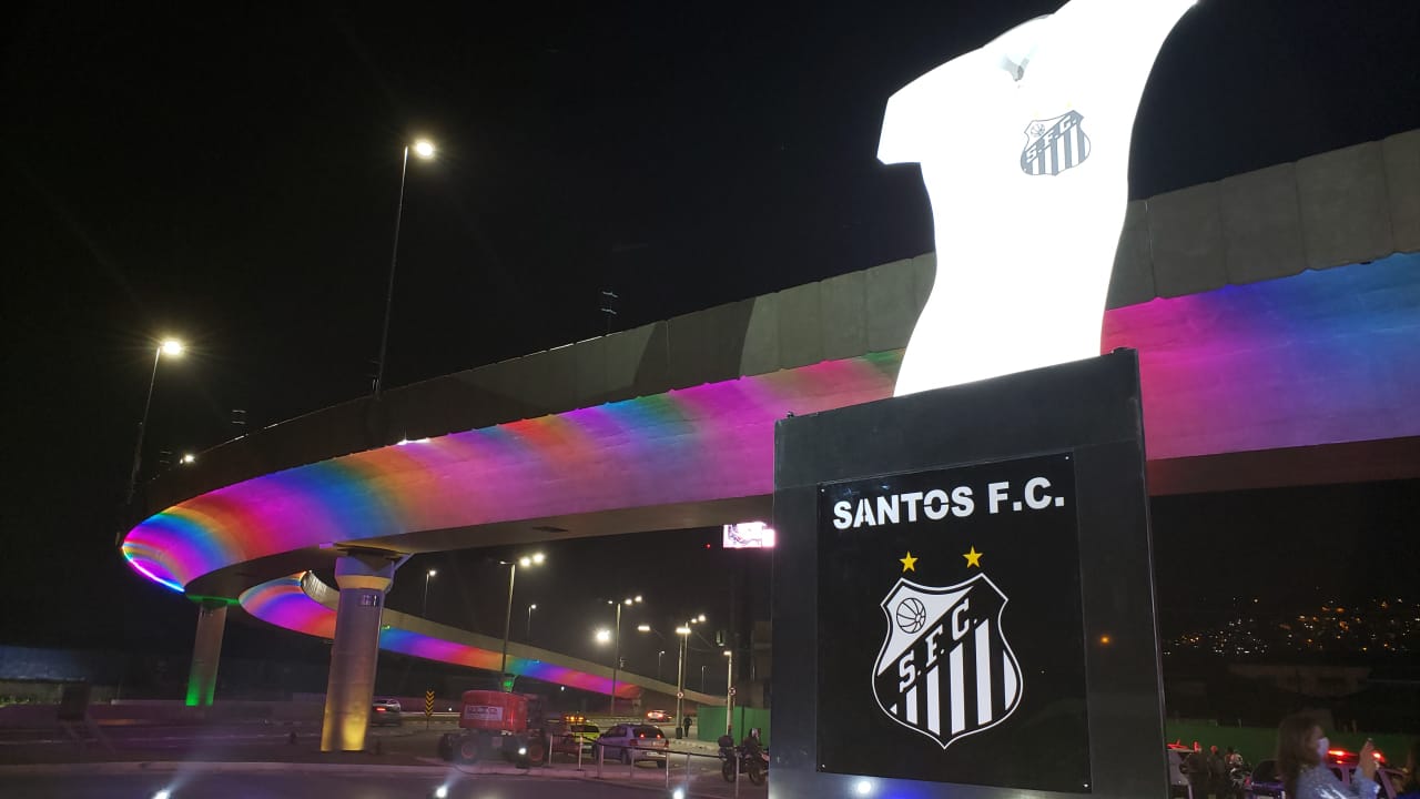 Cidade de Santos homenageia o time Santos FC com um belo monumento em formato da camisa do clube.