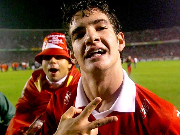 Sem espaço no São Paulo, Pato está a caminho do Inter.