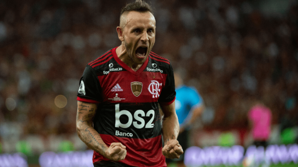 Flamengo confirma a saída de Rafinha; clube agradeceu os serviços prestados.