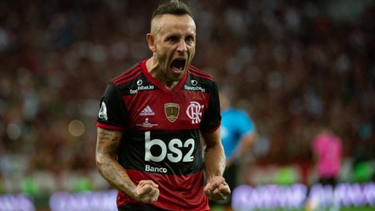 Flamengo confirma a saída de Rafinha; clube agradeceu os serviços prestados.