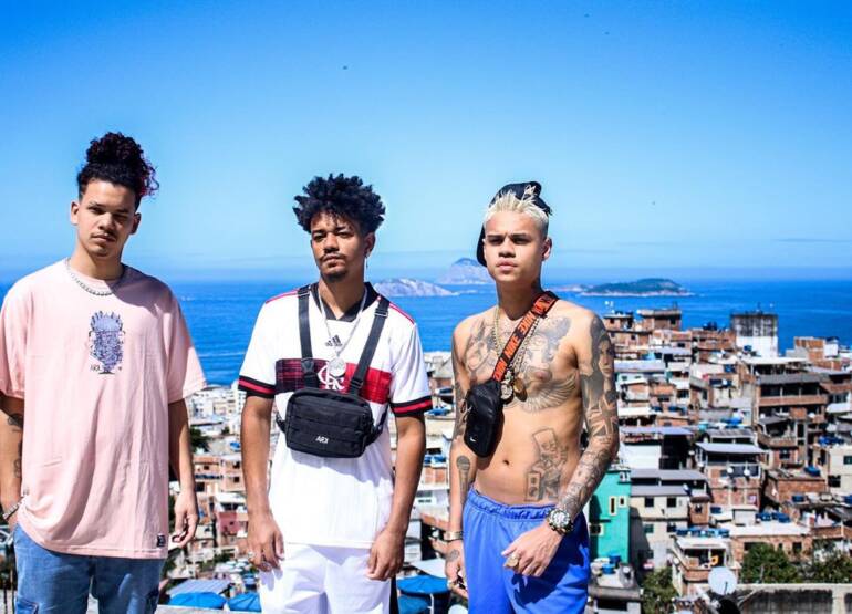 Rappers tem gravação de videoclipe interrompida pela polícia no Rio de Janeiro;  Cesar Mc,  𝐕𝐊 𝐌𝐀𝐂 e Mc Cabelinho estavam gravando “Sou Favela”.