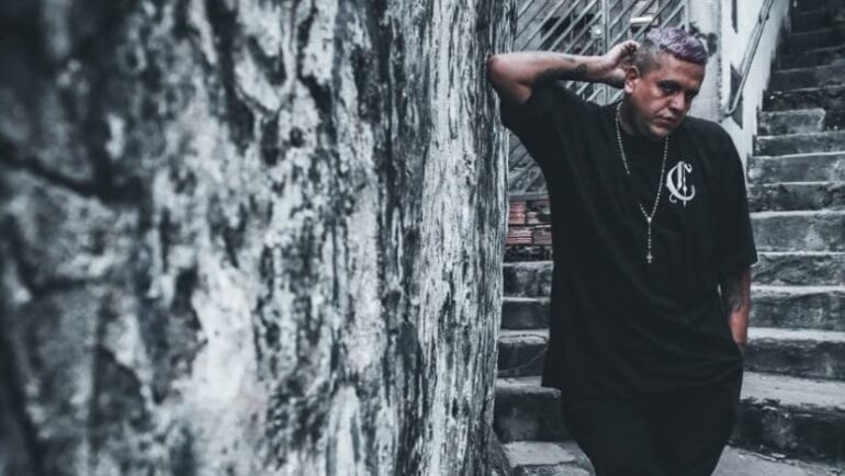 Mano Fler lança videoclipe  “Acredite”.