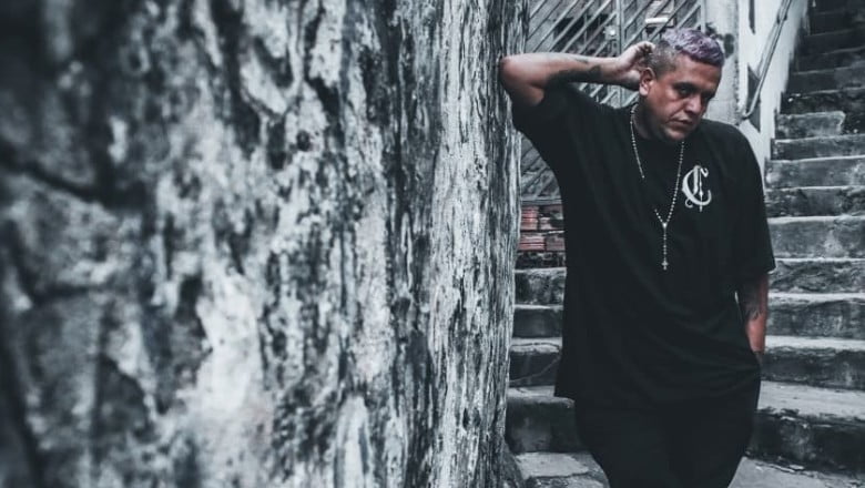 Mano Fler lança videoclipe  “Acredite”.