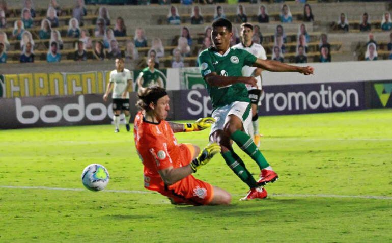 Corinthians vence sem jogar bem e garante mais três pontos.