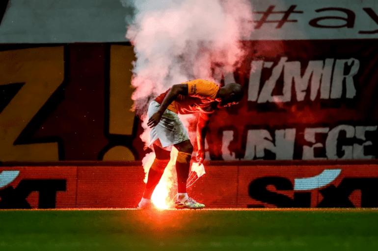 Clássico Galasaray x Fenerbahçe é interrompido por sinalizador.