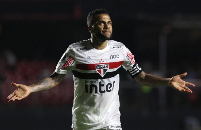 Jogou a toalha! Daniel Alves quer sair do São Paulo.