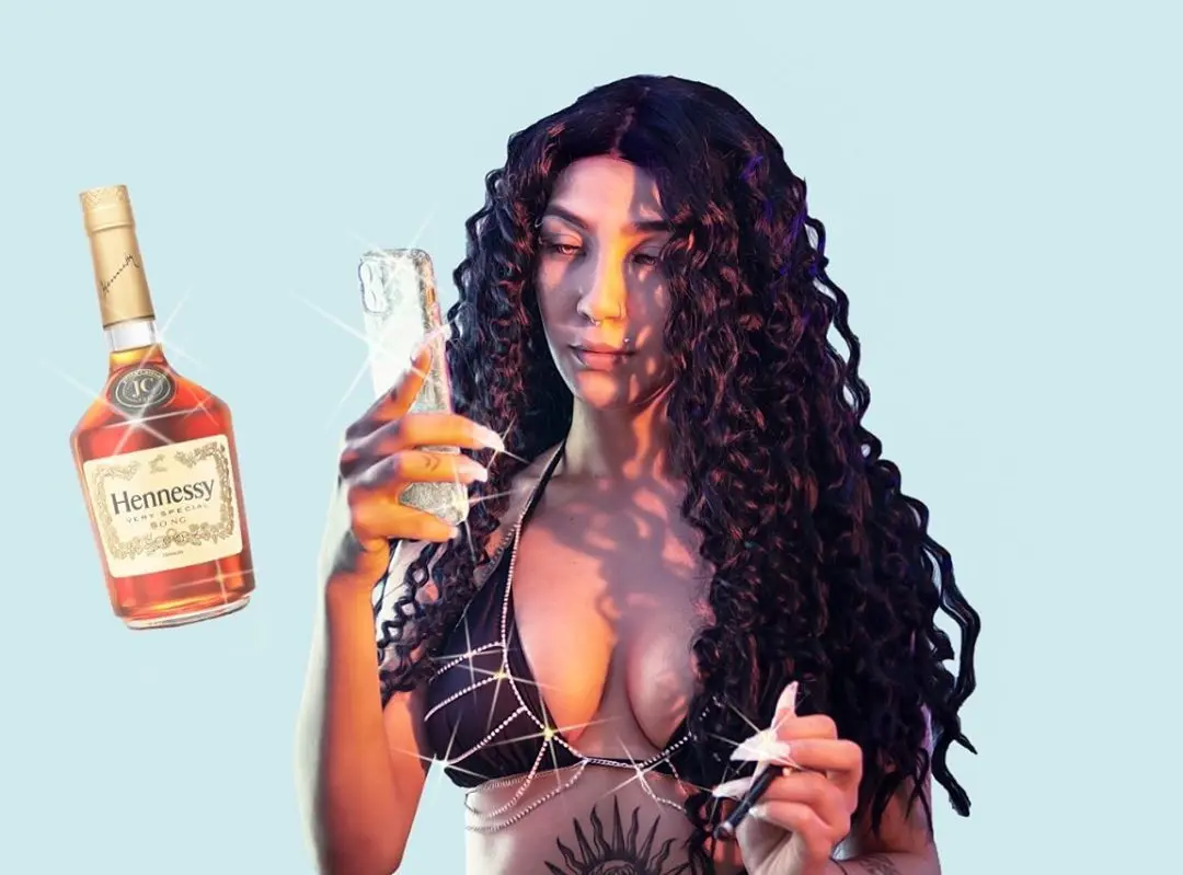 Henne está de volta com o videoclipe “Shot de Henne”. Henne está de volta com o videoclipe “Shot de Henne”.
