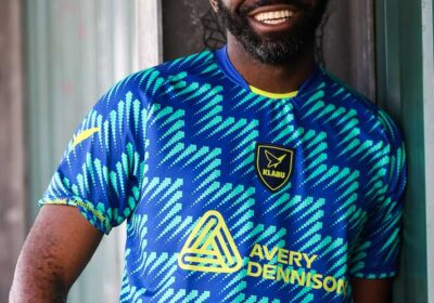 Fabrice Muamba anunciado como embaixador da Klabu durante lançamento de novo kit.