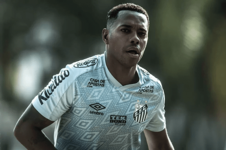 Corte de Milão confirma condenação de Robinho e amigo por violência sexual.