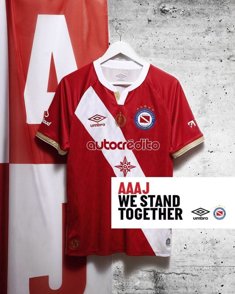 Umbro apresenta o  novo uniforme do Argentinos Juniors 2020-2021.