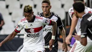 Flamengo vence de virada por 2×1 o Vasco da Gama e segue na disputa pela liderança do Brasileirão