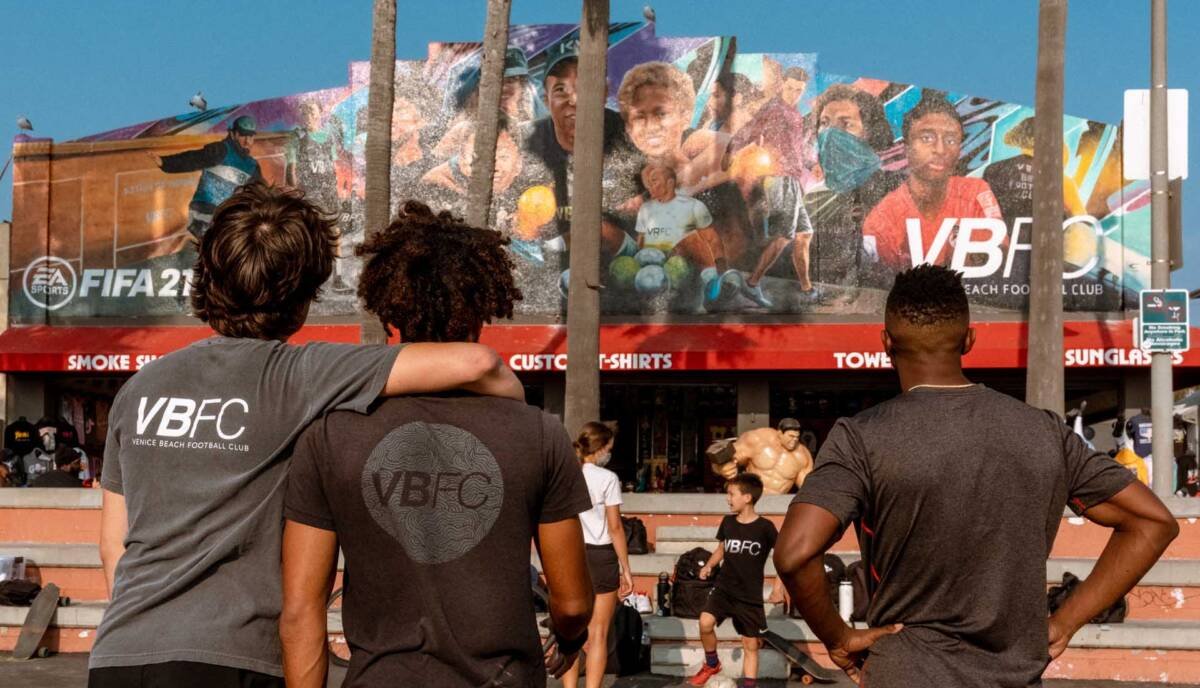 Venice Beach FC x EA Sports lançam um gigante mural do  FIFA 21 com lendas locais.