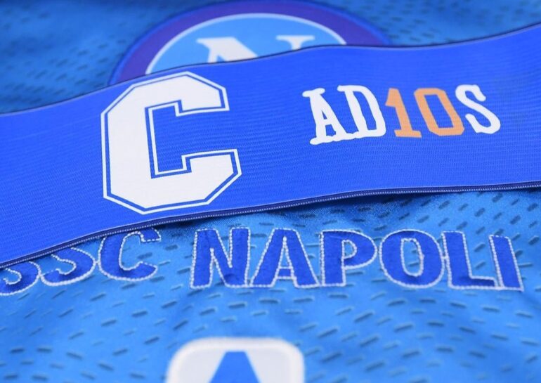 Homenagem a Maradona: Napoli lança seu quarto kit 20-21 inspirado no uniforme da seleção Argentina.