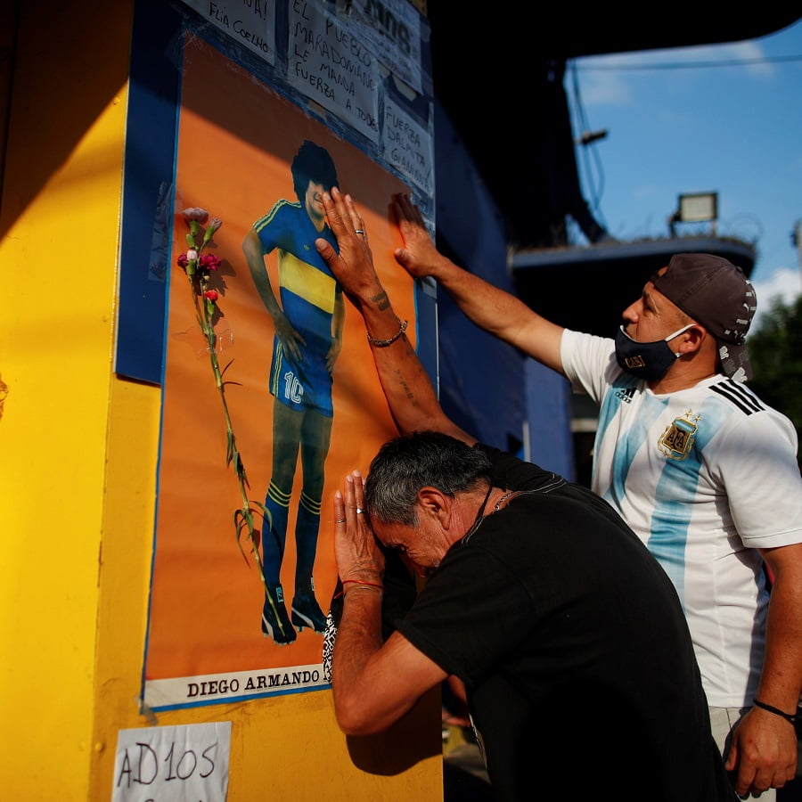 Torcedores apaixonados pelo craque argentino saem às ruas, em Buenos Aires a tristeza toma conta.