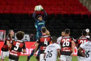 Hugo do Flamengo e  Andrew, do Botafogo, parabenizaram o Lucão pela estreia como titular do Vasco; O jornalista Rodrigo Silva observou muito bem o momento.