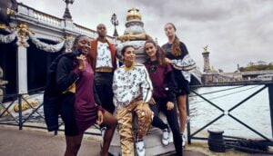 Jogadoras do PSG deixam o campo e embarcam em uma sessão de fotos por Paris.