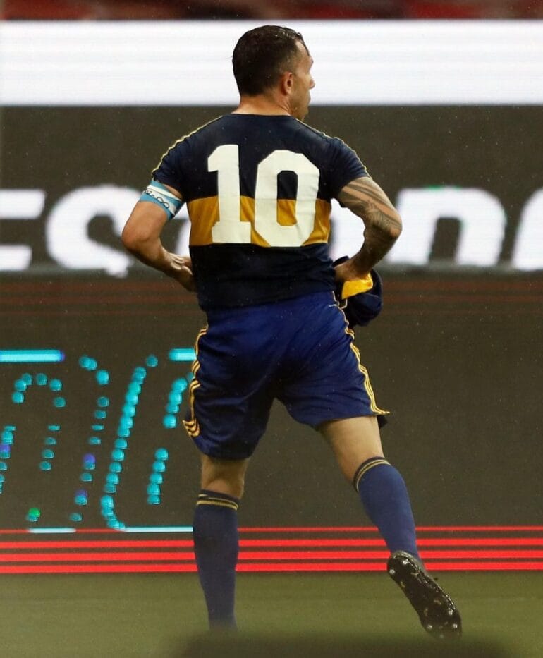 Camisa utilizada por Tevez em comemoração contra o Inter é original; “Tive que quebrar o quadro para tirar as camisetas “.