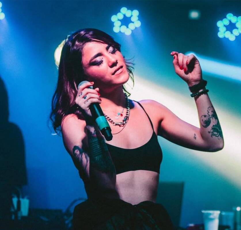 Cynthia Luz lança seu novo videoclipe “Paralelo”.
