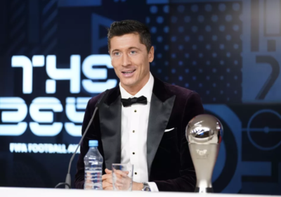 Ronaldo e Romário são lembrados por Lewandowski  ao receber o prêmio de melhor jogador do mundo.