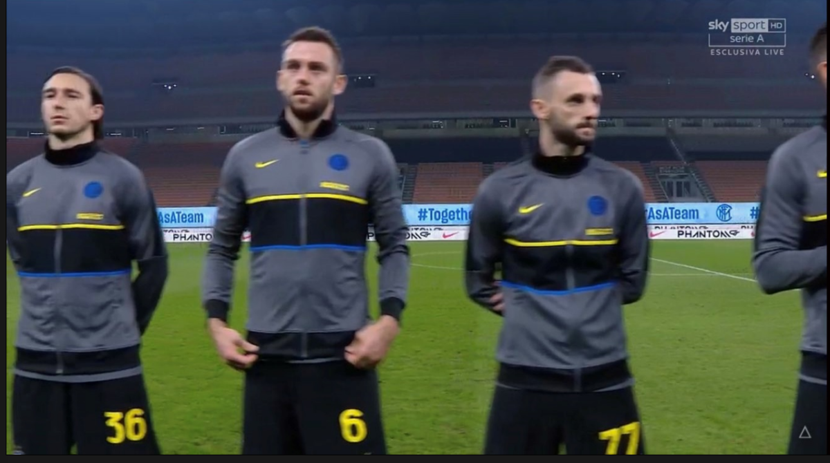 Inter Milan aparece vestindo uma linda jaqueta pré jogo.