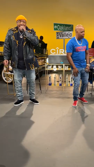 E-40 & Too $hort saúdam  Mistah F.A.B. durante a batalha da Vezuz com as estrelas da  Bay Area .