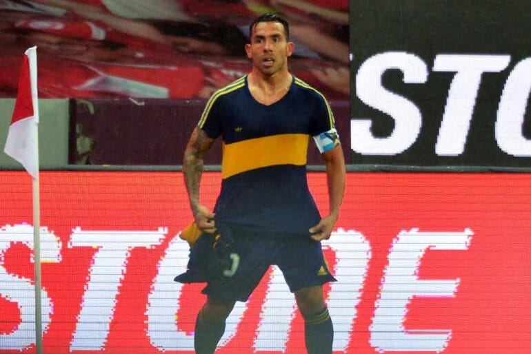 Em noite de homenagem a Maradora, Boca Juniors vence o Internacional e vai para o segundo jogo com vantagem.