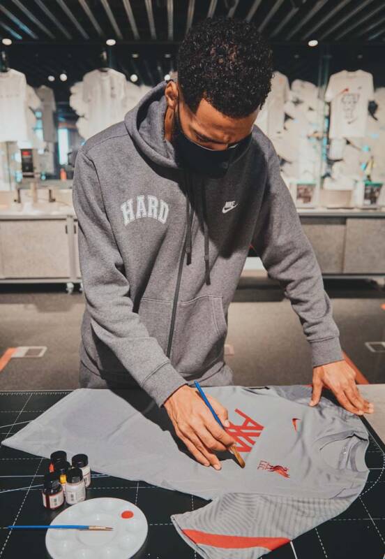 HARD mostra mais uma vez sua arte em camisa de treino do Liverpool x Nike.