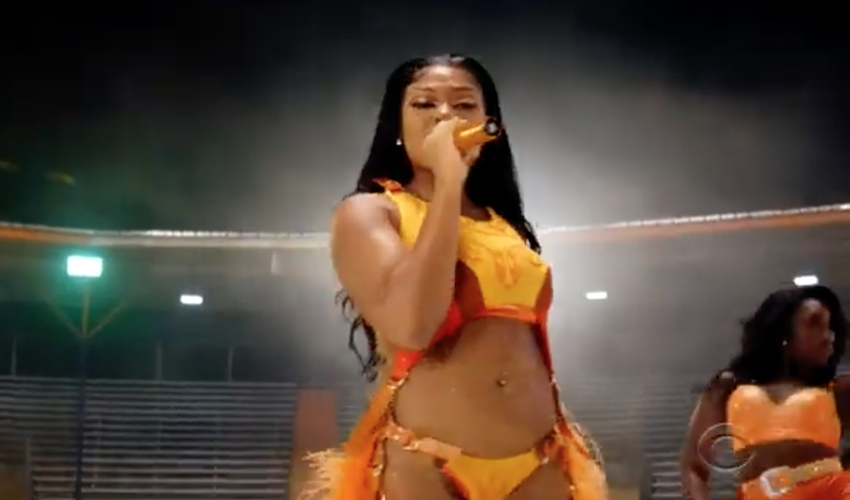 Megan Thee Stallion apresenta  “Body” e “Savage” no‘The Late Late Show’