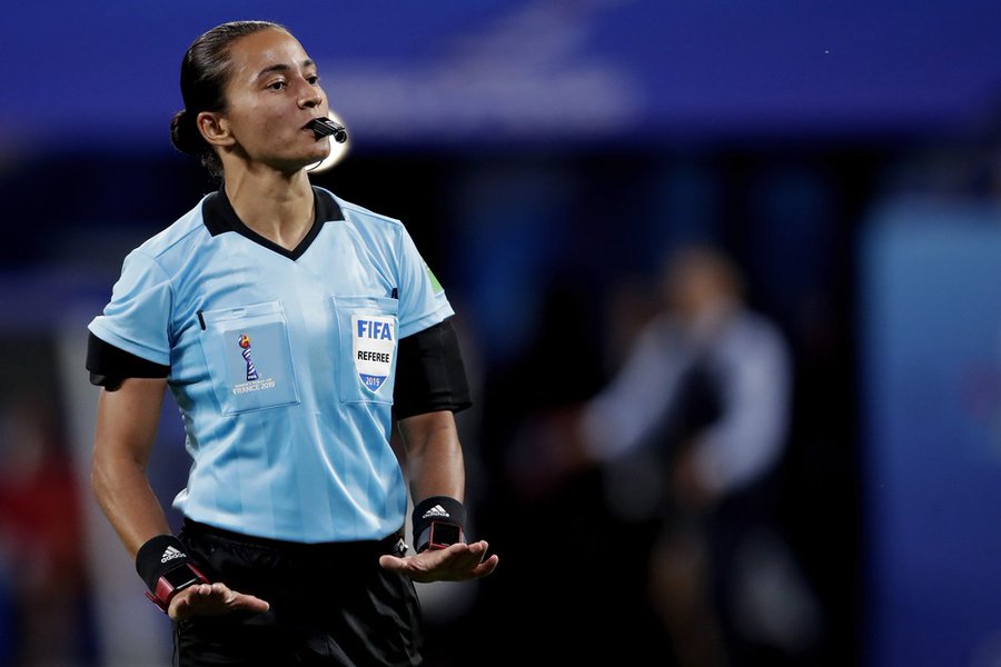 Edina Alves é selecionada para apitar no Mundial de Clubes.