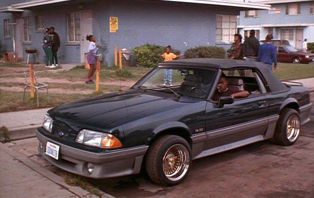 Tyrin Turner está leiloando o Mustang 5.0 em “Menace II Society”.