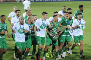 Alan Ruschel: sobrevivente do trágico acidente aéreo, o atual capitão da Chapecoense celebra o título.