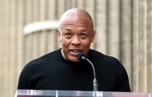 Dr. Dre continua na UTI após sofrer um aneurisma cerebral na semana passada.