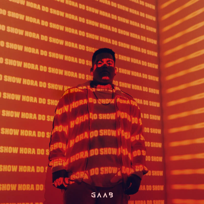 Gaab lança o disco “Hora do Show” com participações de C4bal, Ferrugem, Luccas Carlos, L7nnon, Azzy , Dfideliz, MC Don Juan e outros.