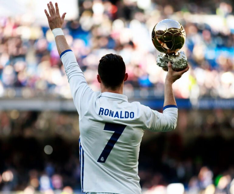 Cristiano Ronaldo iguala Pelé como maior artilheiro em gols oficiais.