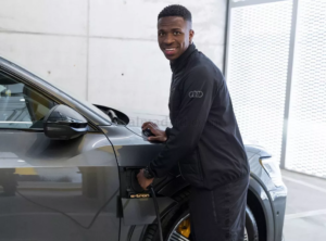 AUDI presenteia jogadores do Real Madrid.