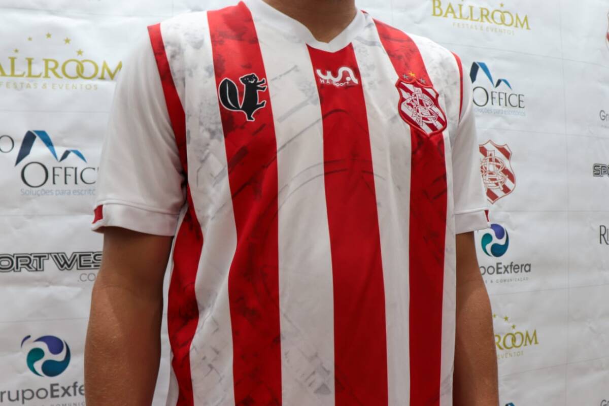 Nova camisa do Bangu é lançada e muitos torcedores criticam os modelos titular e reserva, entenda a polêmica.