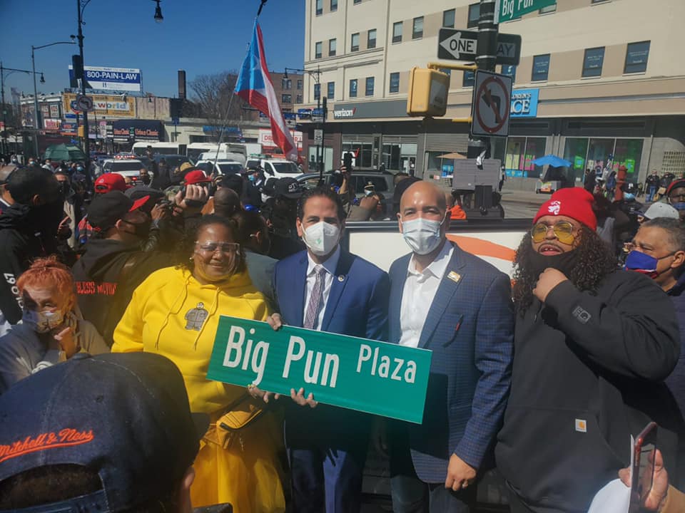 Big Pun é homenageado com o seu nome em uma esquina do Bronx.