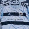 Sporting Kansas City e adidas revelam o uniforme para a temporada  2021 .