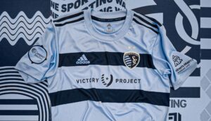 Sporting Kansas City e adidas revelam o uniforme para a temporada  2021 .