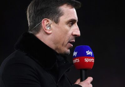 Gary Neville demonstra sua insatisfação ao ver o seu clube de coração na super liga europeia.