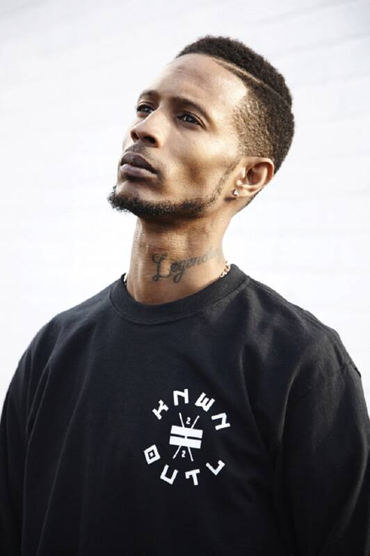D Double E apresenta o clipe de “CONTACT US”. Música faz parte do álbum “Double Or Nothing”.