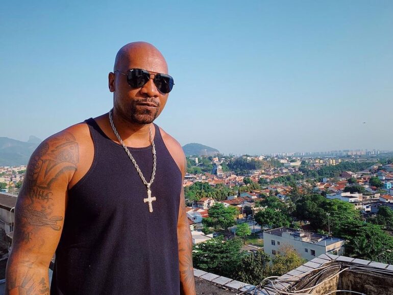 MV Bill esteve no Flow Podcast e falou abertamente sobre diversos assuntos.