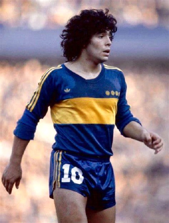 Com alteração no escudo da camisa, Boca Juniors lança uniforme para temporada 21/22 em homenagem a Maradona.