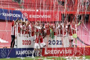 Ajax derrete taça de campeão  e presenteia os torcedores