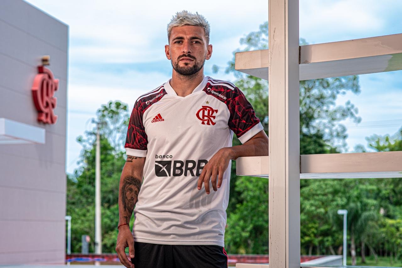 Flamengo x adidas lançam o uniforme reserva do Flamengo 21/22 com rimas do Marcelo D2.